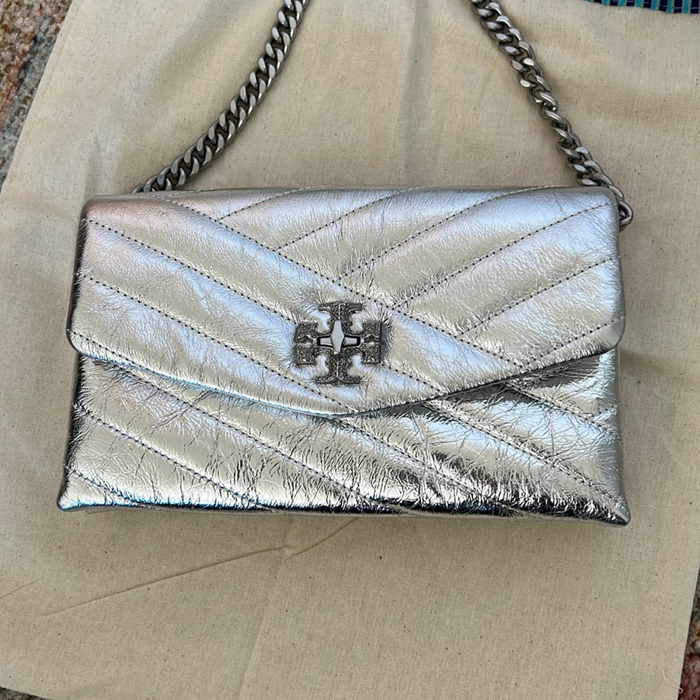 TORY BURCH KIRA PAVE CHEVRON QUILTED METALLIC LEATHER CROSSBODY BAG